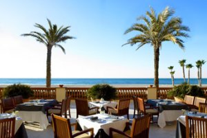Terraza del Restaurante Viña del Penedes frente a la playa